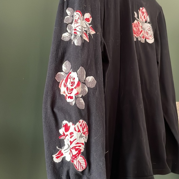 Wellington Rose Black Long Sleeve T Shirt (Size M) - Picture 2 of 3